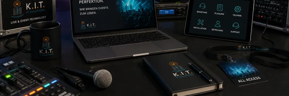 Event-Technik-Equipment mit Mischpult, Mikrofon und Laptop